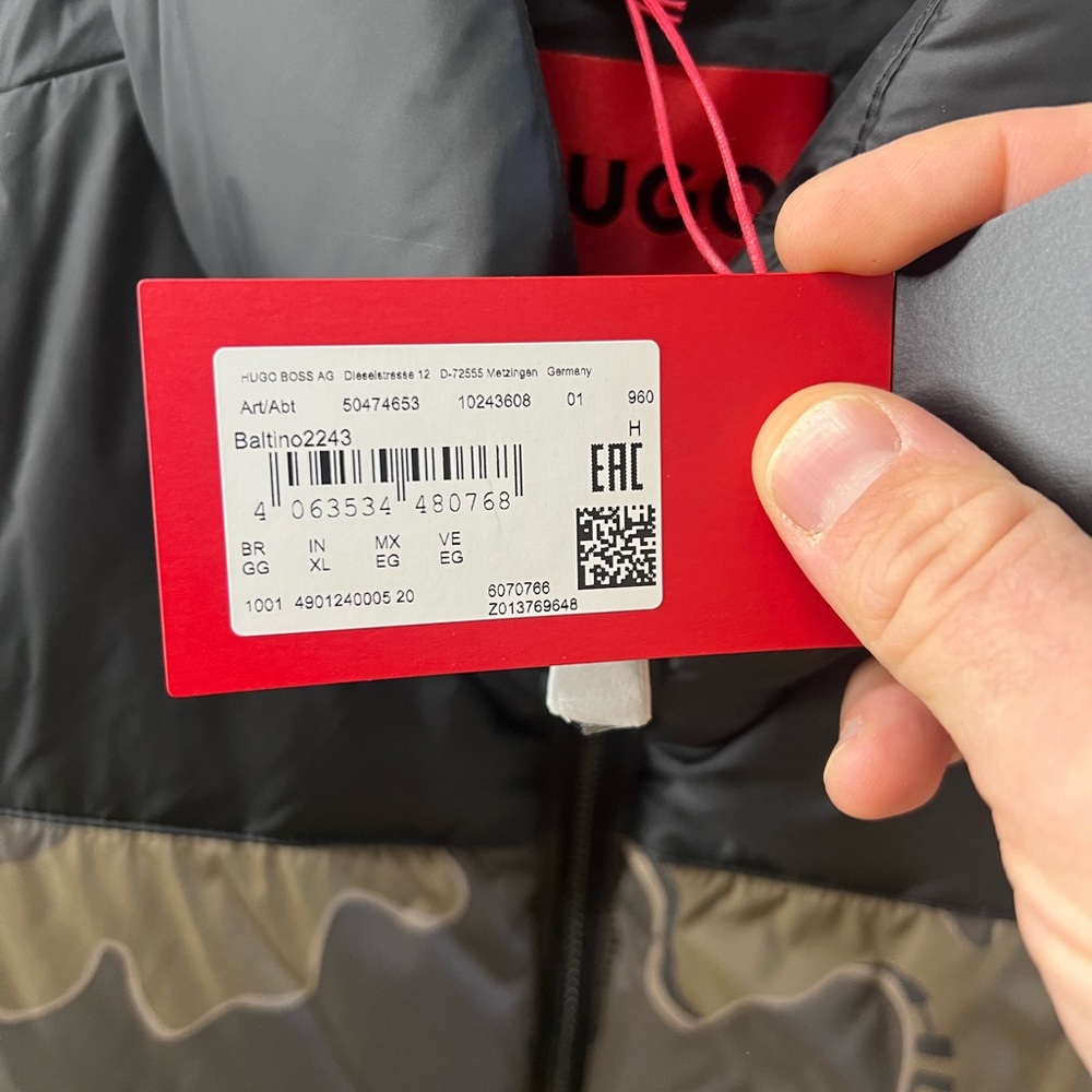 I have a brand new HUGO BOSS vest with tags that never warn No stains or damage - Picture 3 of 3